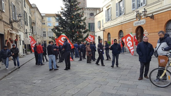 I dipendenti di TPL Linea in protesta a Savona e Albenga: "L'azienda non deve morire"