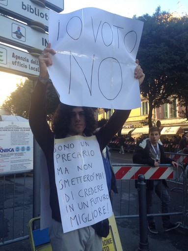 Renzi contestato e fischiato con nasi da clown a Savona: "Non ti vogliamo"