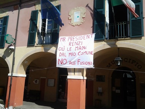 "Renzi, giù le mani dal mio Comune": protesta del sindaco Camiciottoli di Pontinvrea