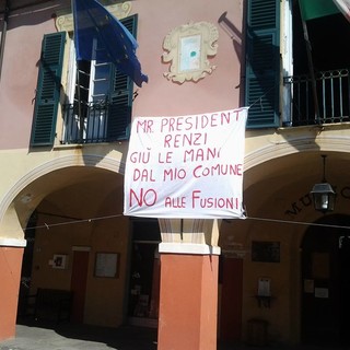 "Renzi, giù le mani dal mio Comune": protesta del sindaco Camiciottoli di Pontinvrea