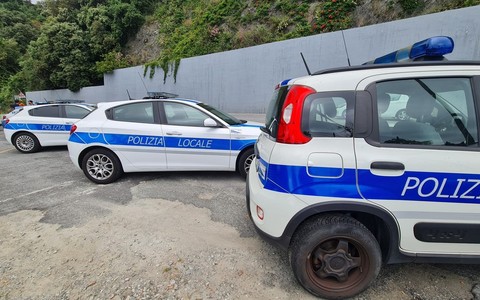 Savona, furto in un negozio e fuga sulla spiaggia con resistenza agli agenti: arrestati due uomini