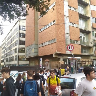 Scuola, Toti agli studenti liguri: "Emozione e curiosità vi accompagnino sempre"