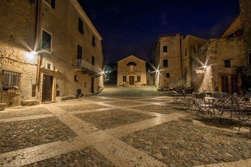 A Verezzi aperitivo in piazza per festeggiare San Valentino A Verezzi aperitivo in piazza per festeggiare San Valentino