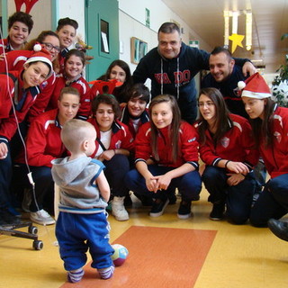 Calcio, Vado. Tanta emozione per la visita della Juniores Femminile al reparto di Pediatria dell'Ospedale San Paolo