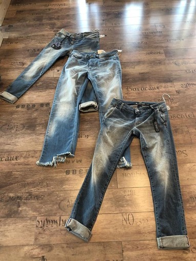 La Primavera-estate sboccia da Please: jeans, t-shirt e vestiti semplici ed eleganti per il mondo femminile