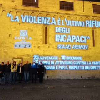 Violenza sulle donne, Albenga si accende di arancione per dire "no" Violenza sulle donne, Albenga si accende di arancione per dire "no"