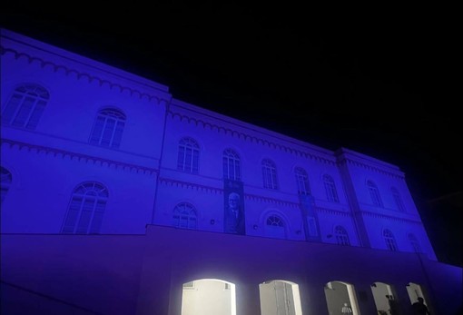 Cairo, Palazzo di Città si colora di blu per la Giornata mondiale della consapevolezza sull’autismo Cairo, Palazzo di Città si colora di blu per la Giornata mondiale della consapevolezza sull’autismo