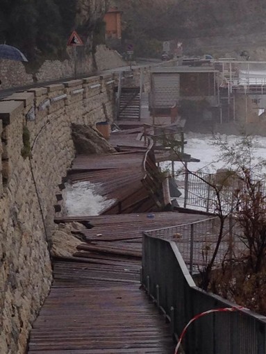 Finale Ligure, tutto pronto per ripristinare la passerella San Donato. Frascherelli: "Rialzeremo le zone più colpite dalle onde" Finale Ligure, tutto pronto per ripristinare la passerella San Donato. Frascherelli: "Rialzeremo le zone più colpite dalle onde"