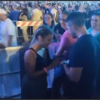 Proposta di matrimonio al concerto degli 883, il sì di Valentina a Sergio sulle note di "Una canzone d'amore" (VIDEO) Proposta di matrimonio al concerto degli 883, il sì di Valentina a Sergio sulle note di "Una canzone d'amore" (VIDEO)