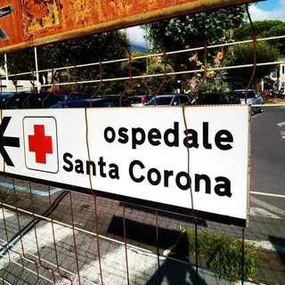 Mette a soqquadro il pronto soccorso del Santa Corona e dà in escandescenza all'arrivo dei carabinieri: arrestato
