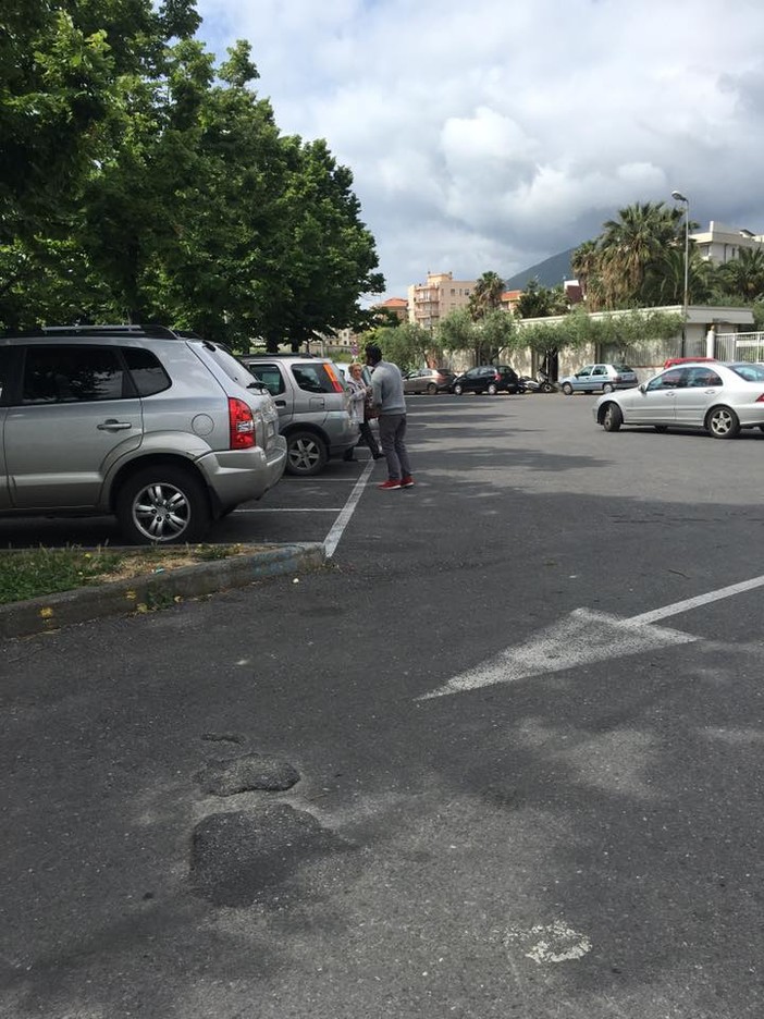 Albenga: parcheggiatore abusivo, Ciangherotti "Aiuti con i parcheggi in cambio della "mancia" Albenga: parcheggiatore abusivo, Ciangherotti "Aiuti con i parcheggi in cambio della "mancia"