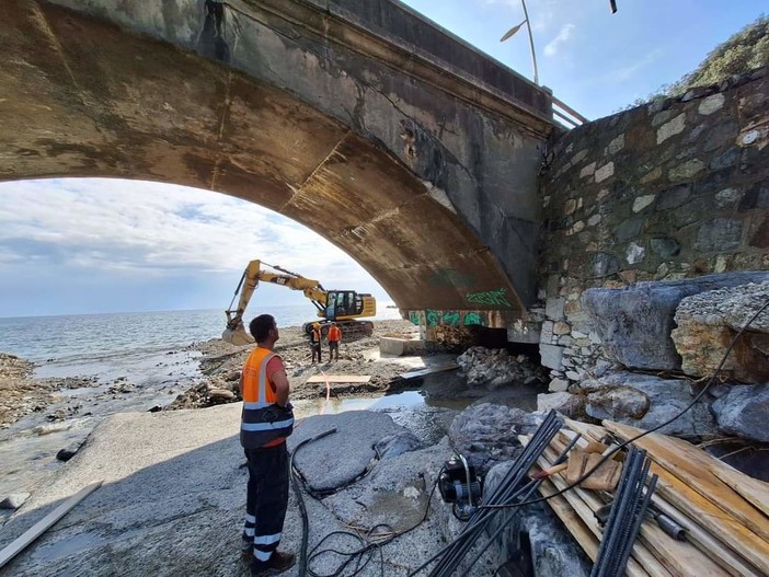 Varazze, danni alla pila del ponte sul rio Arenon: scattano i lavori Varazze, danni alla pila del ponte sul rio Arenon: scattano i lavori