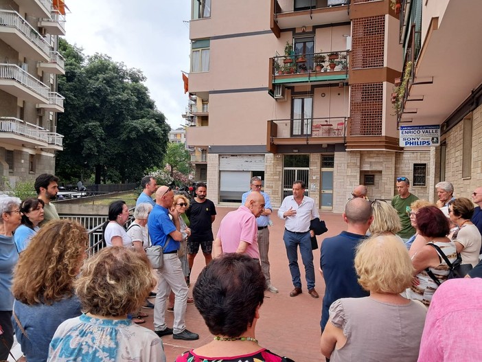 Savona, piazza Maestri dell'Artigianato: il sindaco Russo incontra i residenti