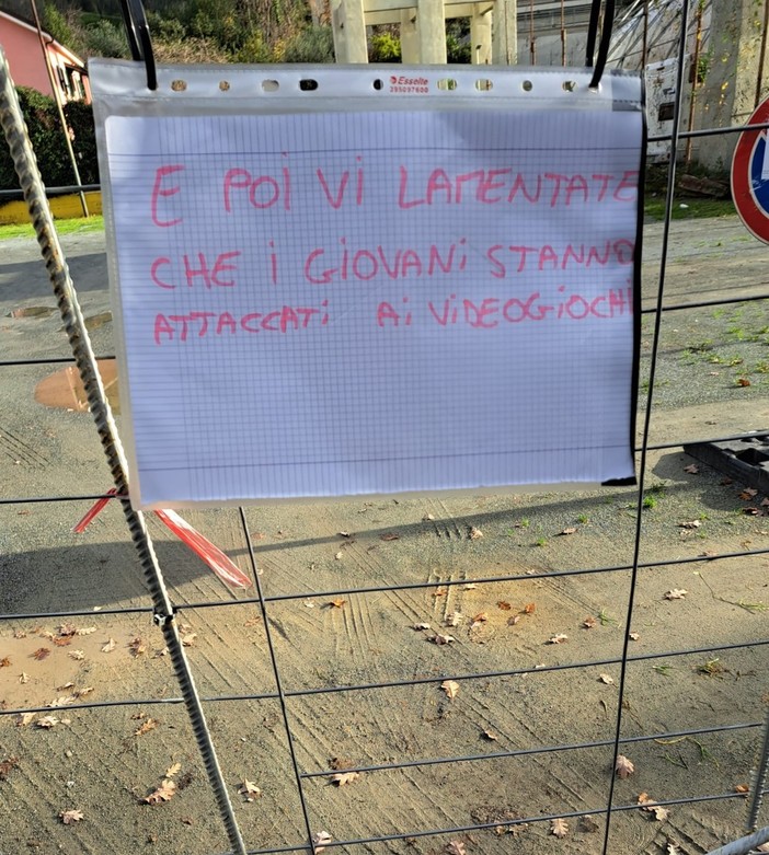 Restyling campo Ravezza, la protesta di Natale dei bimbi di Celle: "E noi ora dove andiamo? Poi vi lamentate che stiamo attaccati ai videogiochi"