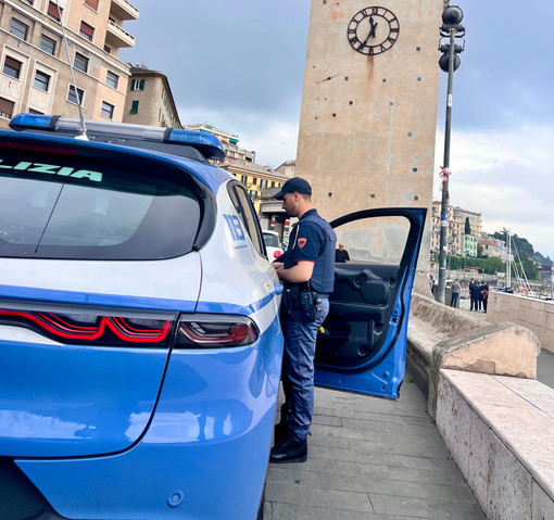Savona, 41enne minaccia l’ex e aggredisce i poliziotti: agente estrae il taser e lo blocca