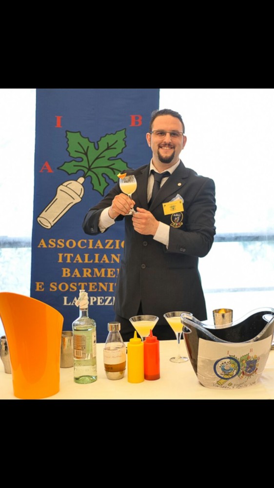Il finalese Marcello Pelucchi con il cocktail "Latino" conquista la finale nazionale dei barmen Il finalese Marcello Pelucchi con il cocktail "Latino" conquista la finale nazionale dei barmen