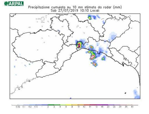Nell'immagini la mappa delle fulminazioni e lo scatto radar delle 10.10.