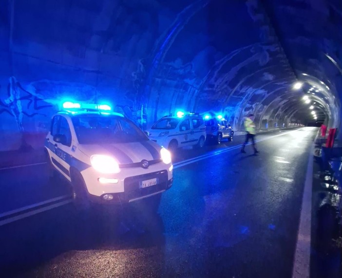 Caduta massi nella zona del Malpasso: l'Aurelia rimarrà chiusa per l'intera giornata