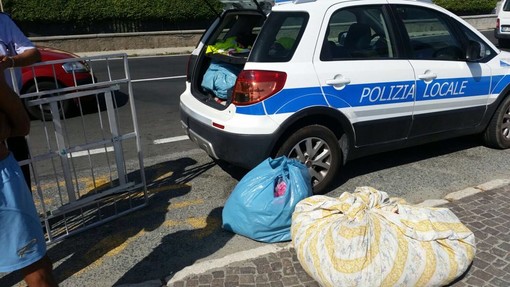 Celle, sequestro di merce nella spiaggia dei Piani Celle, sequestro di merce nella spiaggia dei Piani