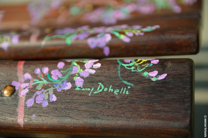 Alassio, una panchina dedicata dall'artista Binny Dobelli alla città