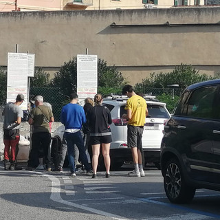Finale, la stagione turistica non rallenta. E in Borgo, nel fine settimana, i parcheggi resteranno a pagamento