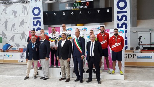 Il presidente Toti e il principe Alberto di Monaco al mondiale di bocce di Alassio: scambio di doni e premiazioni