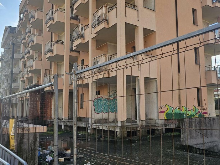 Via Carloforte, fine di un degrado lungo vent’anni: il Comune avvia il dialogo per la rinascita delle palazzine