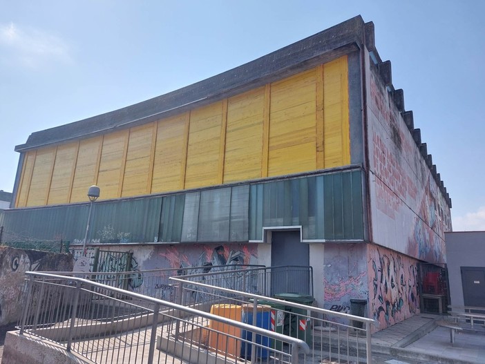 Savona, crollo vetrata della palestra delle Trincee. Il comune avvia i lavori: perizia da 14mila euro