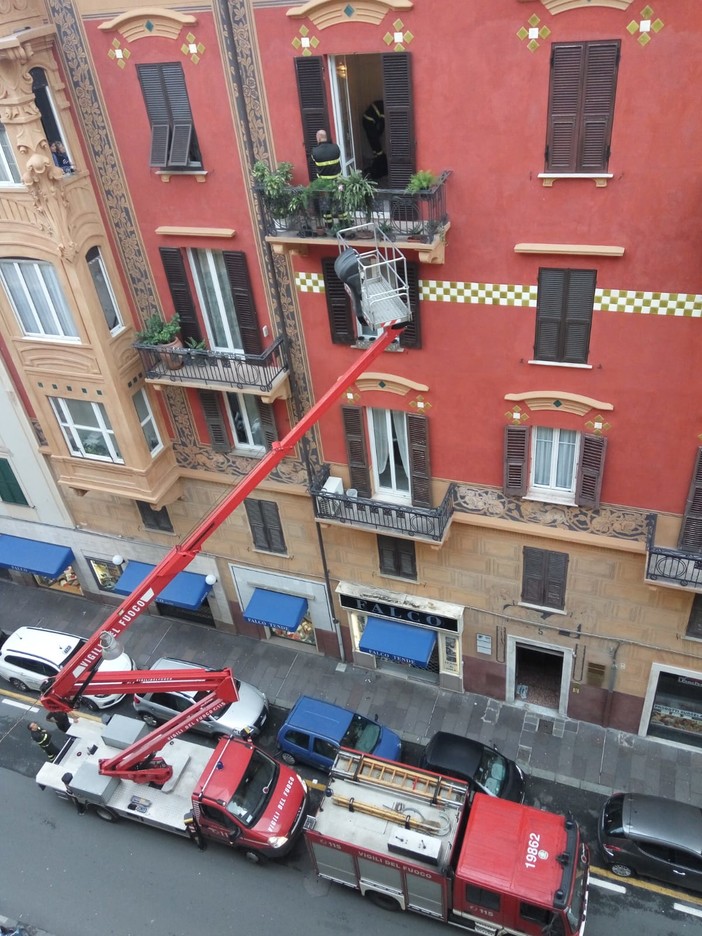 Porta bloccata in via Luigi Corsi a Savona, interviene lo "Snorkel" dei vigili del fuoco Porta bloccata in via Luigi Corsi a Savona, interviene lo "Snorkel" dei vigili del fuoco