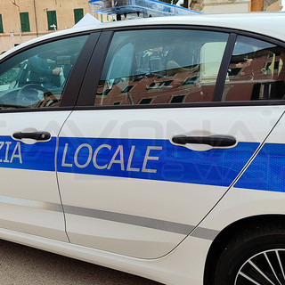 Spacciava spostandosi in auto con targhe contraffatte e senza patente: arrestato a Finale, dalla Polizia locale, un 30enne