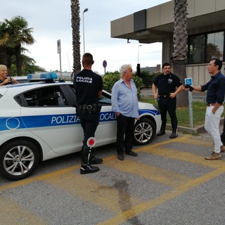 Sottratta borsa contenente 1500 euro. La polizia locale di Albenga individua il responsabile e la restituisce ai proprietari