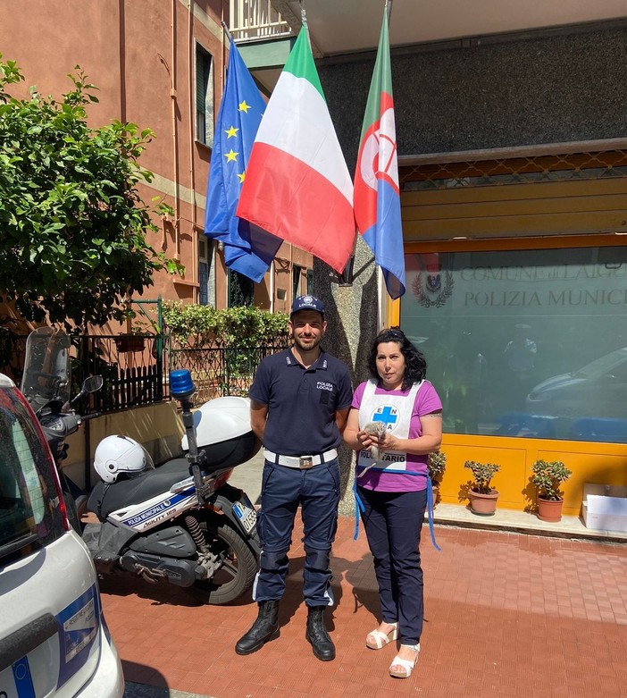 Laigueglia, piccolo di gabbiano soccorso dagli agenti della polizia municipale (FOTO)