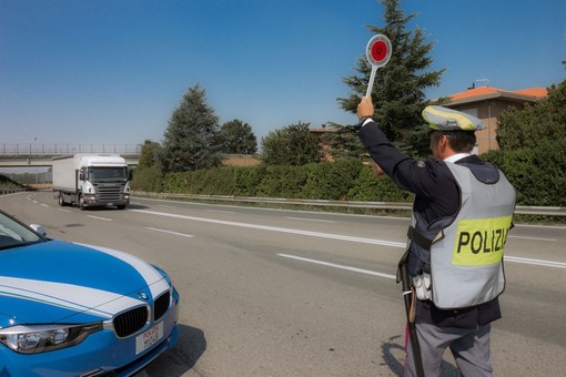 A piedi lungo l'autostrada A10: sei migranti fermati dalla Polizia Stradale A piedi lungo l'autostrada A10: sei migranti fermati dalla Polizia Stradale