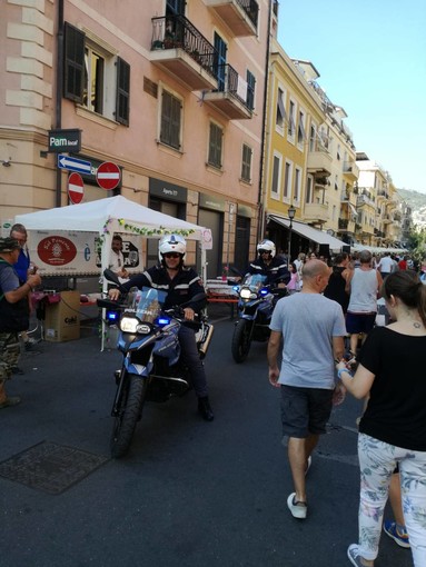 Alassio: la polizia di stato vigila sulla manifestazione Saldinbanco Alassio: la polizia di stato vigila sulla manifestazione Saldinbanco