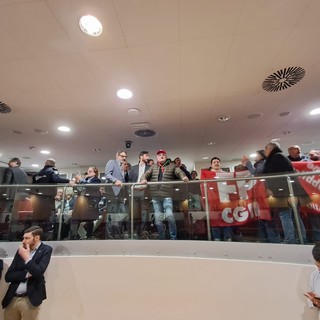 Le proteste durante il consiglio regionale sulla riforma sanitaria Le proteste durante il consiglio regionale sulla riforma sanitaria