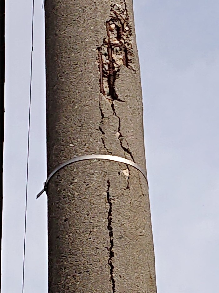 Albenga: segnalazione in viale Pontelungo: "Il palo della luce sta cadendo a pezzi" Albenga: segnalazione in viale Pontelungo: "Il palo della luce sta cadendo a pezzi"