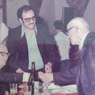 Nella foto, scattata nel giugno del 1976, il presidente Sandro Pertini alla Società Operaia di Carcare (Facebook)