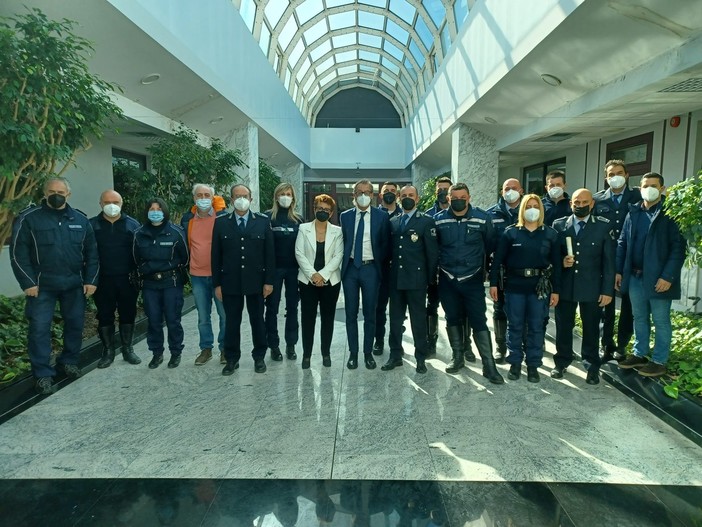 Albenga, 42 encomi e 7 elogi agli agenti della Polizia Locale che si distinti nelle attività condotte