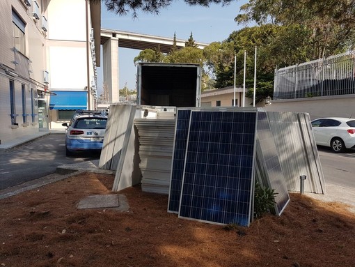 La Polizia Stradale di Imperia sequestra nell'albenganese 240 pannelli solari rubati in Puglia (FOTO)