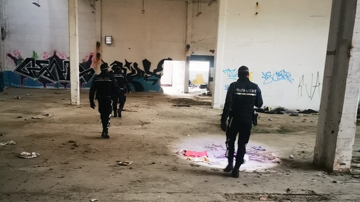Finale, si intrufola nelle ex aree Piaggio e sfrutta la corrente elettrica pubblica: denunciato un senzatetto (FOTO) Finale, si intrufola nelle ex aree Piaggio e sfrutta la corrente elettrica pubblica: denunciato un senzatetto (FOTO)