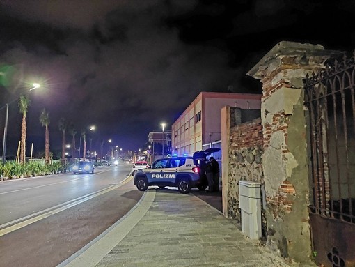 Sale sul tetto pronta a lanciarsi nel vuoto, una ragazza salvata dall'intervento di due poliziotti Sale sul tetto pronta a lanciarsi nel vuoto, una ragazza salvata dall'intervento di due poliziotti
