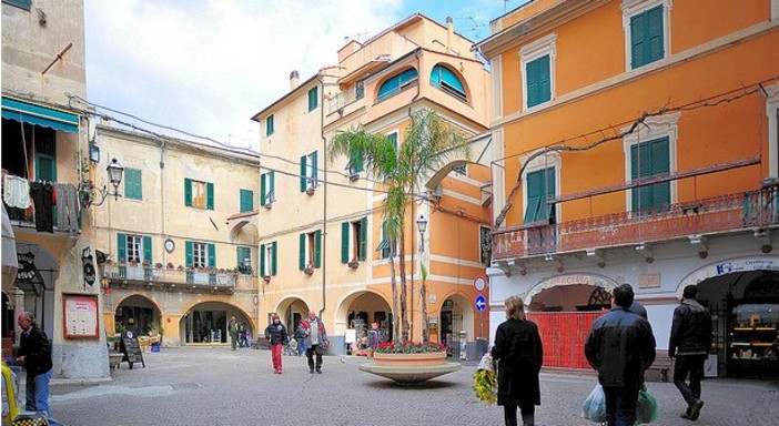 Ladro "buongustaio" a Pietra Ligure: si introduce in una macelleria e ruba prosciutti