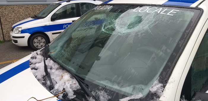 Cadibona chiuso per gelicidio: un ramo sfonda il parabrezza dell'auto della polizia locale
