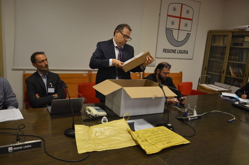 Privatizzazione ospedali del Ponente: aperte le buste "tecniche" in Regione, ci sono anche Albenga e Cairo (Foto e Video) Privatizzazione ospedali del Ponente: aperte le buste "tecniche" in Regione, ci sono anche Albenga e Cairo (Foto e Video)