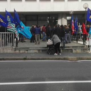 Il "piano industriale" non piace: presidio sotto la Provincia dei lavoratori del trasporto pubblico savonese