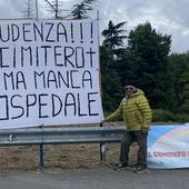 "Prudenza!!! Il cimitero c'è, ma manca l'ospedale", la protesta del comitato  sanitario locale Val Bormida al Giro d'Italia