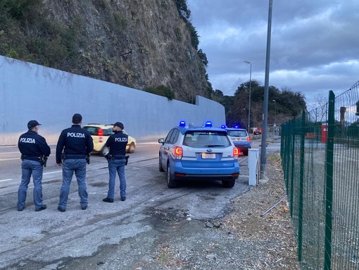 Savona, in bici con revolver e coltello a serramanico, finge di non capire l'italiano per eludere il controllo: arrestato