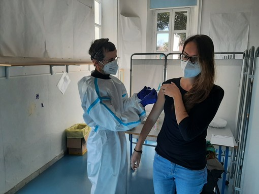 Savona, via ai vaccini dei medici di famiglia agli under 69 nell'ex asilo di via Brilla (FOTO e VIDEO)