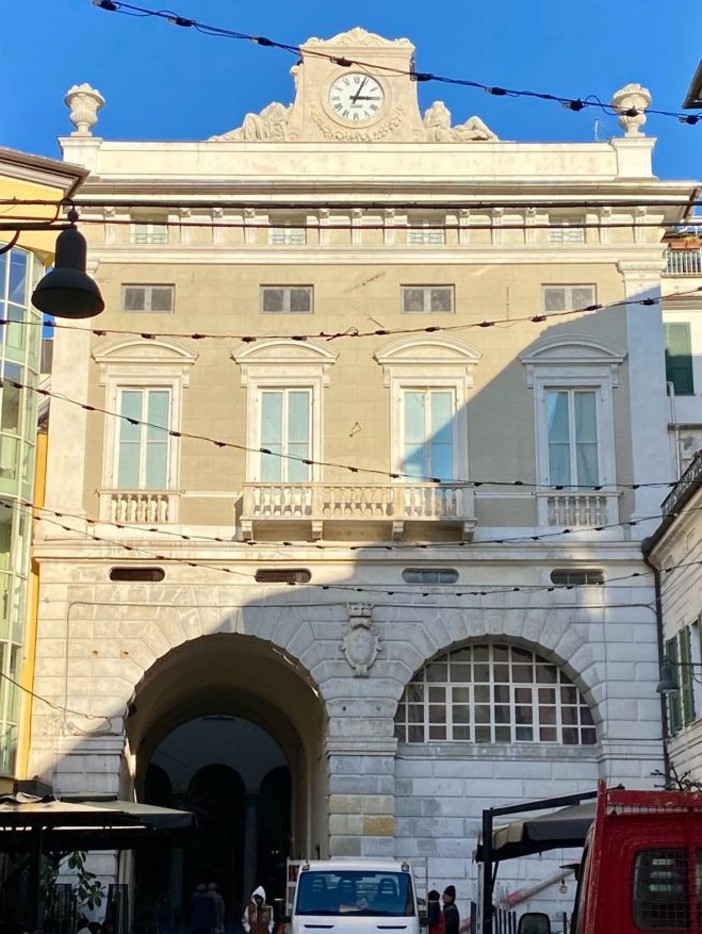 Savona, la facciata di Palazzo Gavotti è libera dai ponteggi. Il sindaco: "In primavera verrano effettuati gli ultimi interventi"