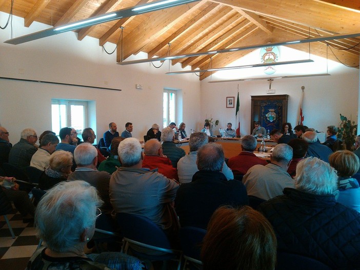 I pietresi "invadono" (ma pacificamente) il consiglio comunale per parlare di bollette dell'acqua